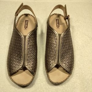 Pikolinos gold metallic leather sandals, size 41, barely worn.